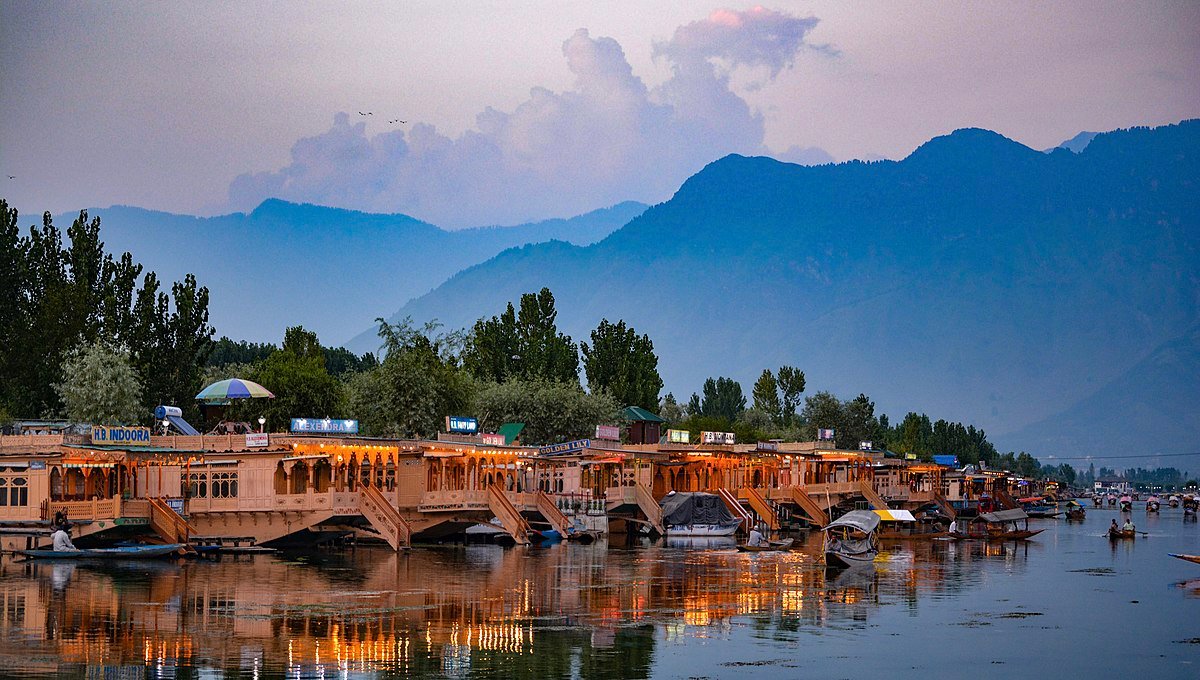 DAY 1 - Arrive Srinagar